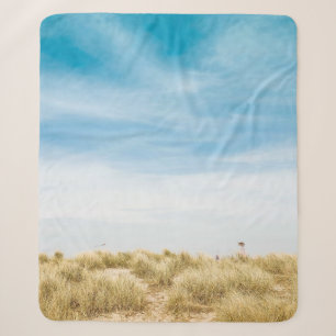 Groen grasveld onder blauwe rog sherpa deken