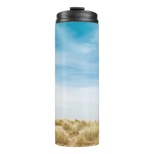 Groen grasveld onder blauwe rog thermosbeker (Voorkant)