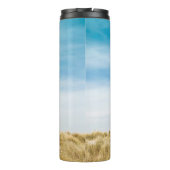 Groen grasveld onder blauwe rog thermosbeker (Achterkant)