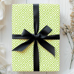 Groen Grieks Key Maze Cadeaupapier<br><div class="desc">Verhoog je cadeau-geven met deze moderne twist op een klassiek Grieks sleutelpatroon. Het ingewikkelde doolhof in verfrissende groene en witte tinten voegt een vleugje verfijning toe aan elke gelegenheid. Deze geschenkverpakking is vervaardigd uit hoogwaardig papier en biedt een unieke en stijlvolle manier om uw cadeaus te cadeaus.</div>