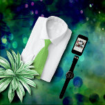 Groen handvest op Chartreuse Stropdas<br><div class="desc">Het groene stropdas van de groene mannen heeft er een beetje formeel uitzien. Kleine lichte brandwerende diamanten op een donkerder groene achtergrond van dit gepatenteerde stropdas. Chartreuse is een coole kleur - je zou kunnen zeggen cool als komkommer. Dit groene stropdas van mannen zal goed werken in de creatieve velden...</div>