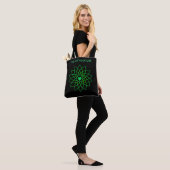 Groen Hart Mandala op Zwarte Tote Tas (Op model)