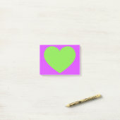 Groen hart post-it® notes (Op bureau)