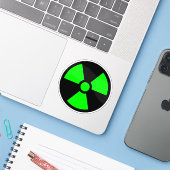 Groen klaverblad symbool op zwarte achtergrond sticker (Laptop met iPhone)