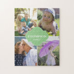 Groen label verticaal 4 Familie Foto Collage Legpuzzel<br><div class="desc">Pas deze puzzel aan met familiefoto's, voeg uw favoriete foto van de kinderen, grootouders, ouders, huisdieren enz. bij. Tot 4 afbeeldingen om te vervangen. Verander alle foto's en familienaam. Het maakt een groot geschenk voor de tijd van het gezin. Een lijst met een groen label op het midden. *Neem alstublieft...</div>