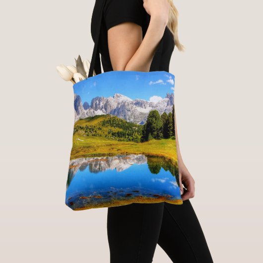 Groen landschap met het Pond- en Snowy-gebergte Tote Bag (Dichtbij)