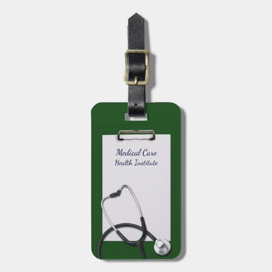 Groen medisch klembord met stethoscoop bagagelabel (Voorkant verticaal)