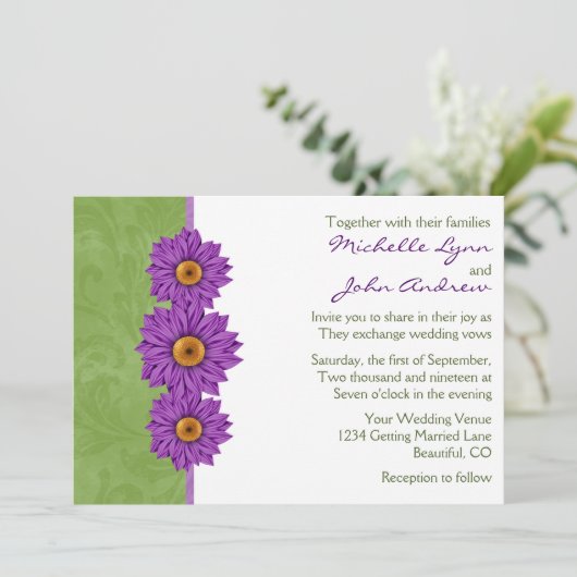 Groen met paarse bloemen bruiloft uitnodiging (Staand voorkant)