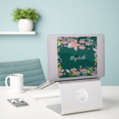 Groen met roze bloemen gepersonaliseerd sticker (Laptop op bureau)