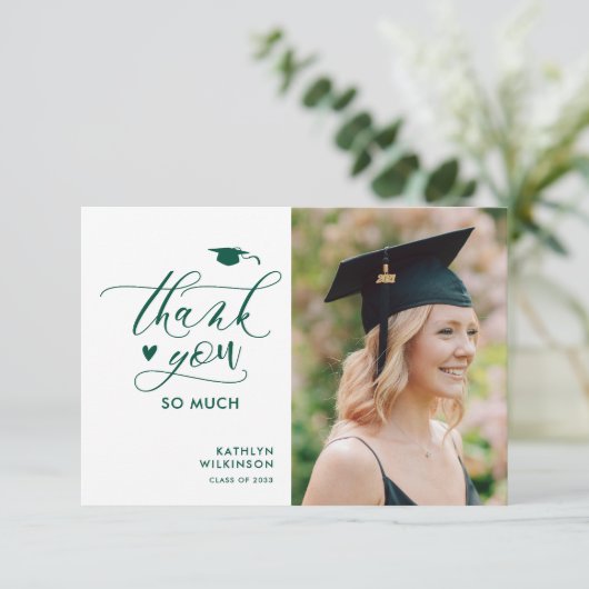 Groen modern Afstuderen met minimalistisch script Bedankkaart (Staand voorkant)