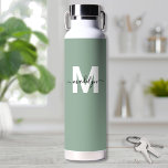 Groen Moderne Naam Monogram Waterfles<br><div class="desc">Creëer uw eigen gepersonaliseerde salie groene naam monogram waterfles. Deze schattige en stijlvolle waterfles heeft een zachte salie groene achtergrond voor een aardse, kalmerende sfeer. Een vet wit initiaal zit in het midden, bedekt met een vloeiende zwarte scriptnaam voor een persoonlijke touch aan beide zijden. Ideaal voor studenten, leraren, sportschoolgangers...</div>