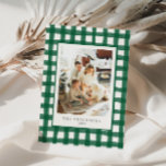 Groen Moderne Retro Plaid Familiefoto Xmas Feestdagenkaart<br><div class="desc">Deze seizoensgebonden kerstkaart is voorzien van natuurlijke handgetekende gingham plaid,   geïnspireerde vakantiekleuren en leuke organische typografie.</div>