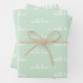 Groen pasta met liefdespapierbladen inpakpapier vel (In situ)