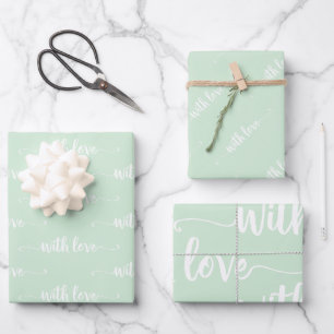 Groen pasta met liefdespapierbladen inpakpapier vel