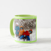 Groen personaliseer de Mok van de Coffee van het M (Voorkant links)