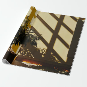 Groen plant, gegoten op bruin houten tafel cadeaupapier