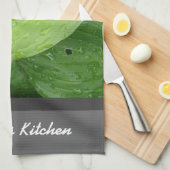 groen plant met regendruppels theedoek (Quarter Fold)
