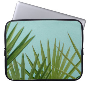 Groen plant nabij waterlichaam laptop sleeve