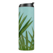 Groen plant nabij waterlichaam thermosbeker (Gedraaid links)