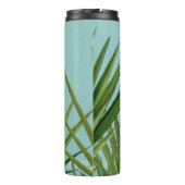 Groen plant nabij waterlichaam thermosbeker (Achterkant)