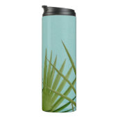 Groen plant nabij waterlichaam thermosbeker (Geroteerd rechts)