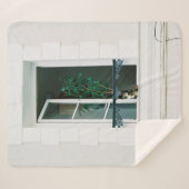 GROEN PLANT OP WITTE VENSTER SHERPA DEKEN (Voorkant (horizontaal))