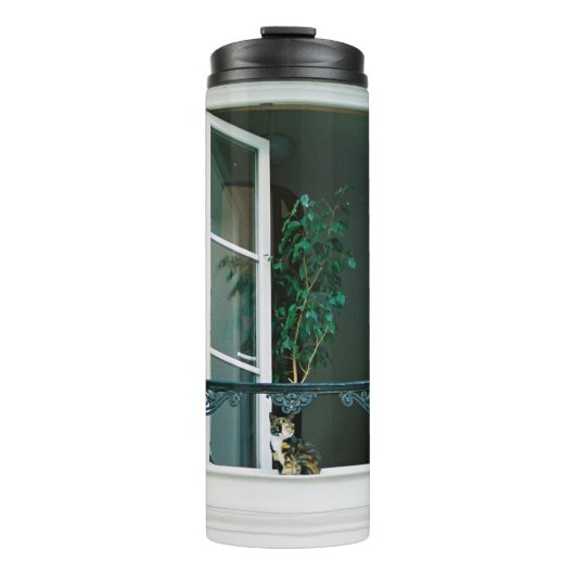 GROEN PLANT OP WITTE VENSTER THERMOSBEKER (Voorkant)
