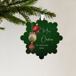 Groen rood goud kerstballen decor ornament kaart<br><div class="desc">Een rustieke groene oneffen gekleurde achtergrond. Versierd met rode en gouden ballen en wat groen en een dennenappel. Personaliseer en voeg jouw naam toe,  jaar. Tekst: Vrolijk kerstfeest</div>