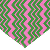 Groen Roze Chevron Zigzag Ontwerp Korte Tafelloper (Hoek)