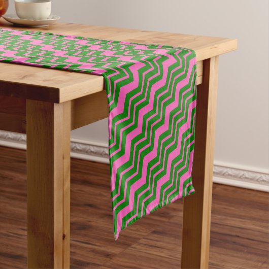 Groen Roze Chevron Zigzag Ontwerp Korte Tafelloper (Voorbeeld)