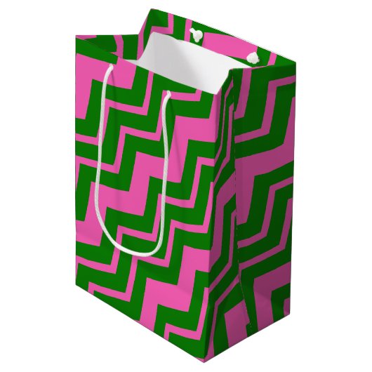 Groen Roze Chevron Zigzag Ontwerp Medium Cadeauzakje (Voorkant Gekanteld)