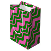 Groen Roze Chevron Zigzag Ontwerp Medium Cadeauzakje (Achterkant Gekanteld)