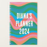 Groen roze golven stripes kleurrijk Vet KUSTMAAT Planner<br><div class="desc">hallo! Ik hoop dat je dit originele kunstwerk ontwerp leuk vindt. Voeg uw eigen tekst toe,  verander de kleuren of de doopvonten om het te personaliseren. Bekijk mijn winkel voor meer design. Als je iets wilt,  laat het me dan weten.</div>