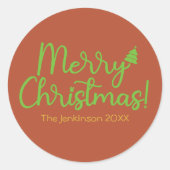 Groen Script Vrolijk Kerstfeest op Reddish-Brown Ronde Sticker (Voorkant)
