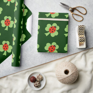 Groen Shamrock Clover Ladybug Polka-puntenpatroon Cadeaupapier