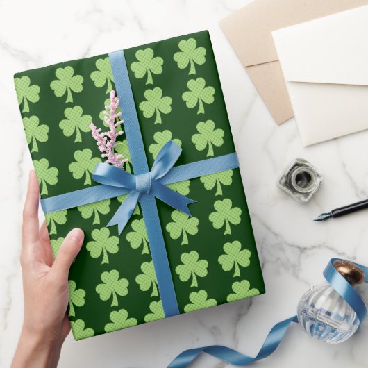 Groen Shamrock Clover Polka-puntenpatroon Cadeaupapier (Geschenken)
