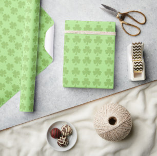 Groen Shamrock Clover Polka-puntenpatroon Cadeaupapier