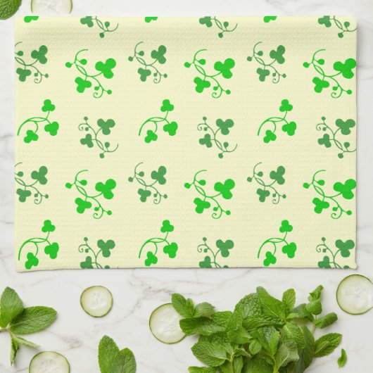 Groen Shamrocks Patroon op Cream Kitchen Towel Theedoek (Gevouwen)