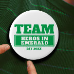 Groen team gepersonaliseerde familie- of teamknop ronde button 3,2 cm<br><div class="desc">Het groene team personaliseerde knoopbadges. Ideaal voor familieevenementen,  leuk gamen of voor sportteams om uw teamkleuren te shows. Pas dit ontwerp aan met uw eigen teamnaam of familienaam en jaar van creatie,  teammotto of naam. Andere beschikbare kleuren. Ontwerp door www.mylittleeden.com op zazzle</div>