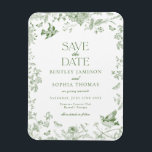 Groen Toile De Jouy Vintage Bloemige Save the Date Magneet<br><div class="desc">Verander uw viering met onze olijfgroene Toile de Jouy-feestdecoratiecollectie. Dit elegante ensemble toont ingewikkelde chinoiserie-wildbloemen, vogels en vlinders, allemaal zorgvuldig ontworpen om een verfijnde en tijdloze sfeer te creëren. Met gedetailleerde bloemen en een rijke olijfgroene palet voegt deze collectie een vleugje verfijndheid toe aan elk evenement. Perfect voor degenen die...</div>