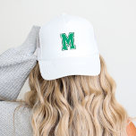 Groen varsity monogram trucker pet<br><div class="desc">Show van uw sportieve kant met een aangepaste honkbal pet met een gedurfde collegiale stijl monogram letter. Personaliseer het met uw favoriete kleuren die overeenkomen met uw sportteam of persoonlijke stijl voor een look die uniek is voor u. Perfect voor speeldagen, casual uitjes of als een uitblinkend cadeau voor zowel...</div>