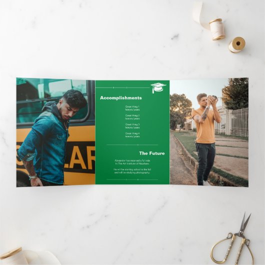 Groen vet AFSTUDEREN brieven en Pet Afstuderen Drieluik Aankondiging (Binnen)