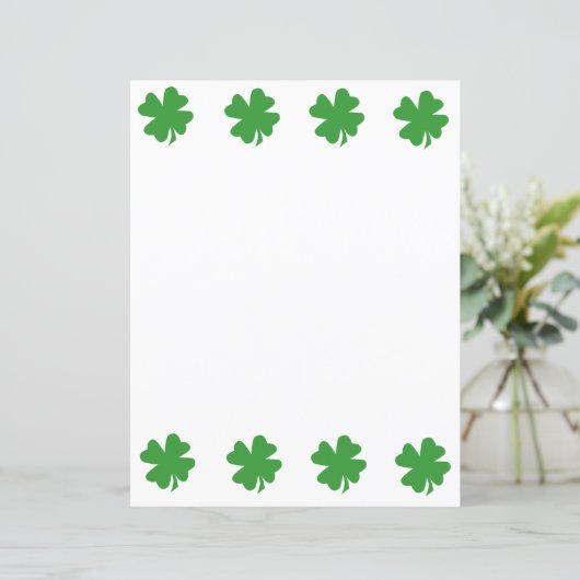 Groen vier blad klaver papier blad (Staand voorkant)