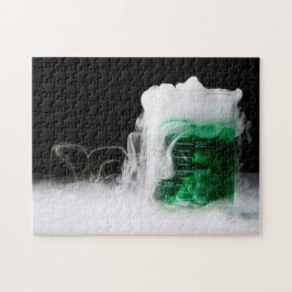 Groen vloeibaar gasbekergas legpuzzel