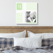 Groen voeg je foto Gingham Modern Monogram toe Canvas Afdruk (Insitu (Slaapkamer))