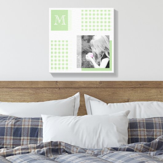 Groen voeg je foto Gingham Modern Monogram toe Canvas Afdruk (Insitu (Slaapkamer))