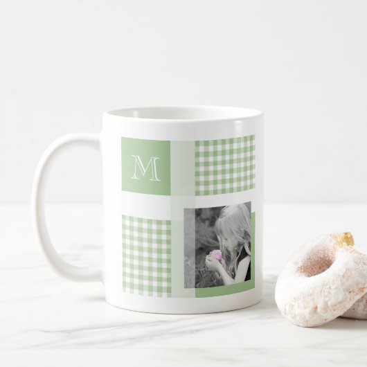 Groen voeg je foto Gingham Modern Monogram toe Koffiemok (Met donut)