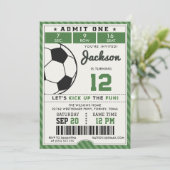 Groen Voetbal Verjaardag uitnodiging (Staand voorkant)