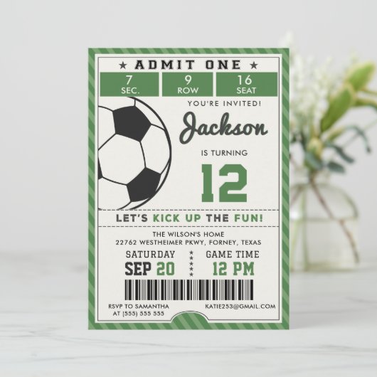 Groen Voetbal Verjaardag uitnodiging (Staand voorkant)