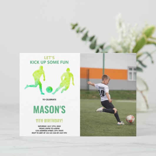 Groen Voetbal Verjaardag Uitnodiging met Foto (Staand voorkant)
